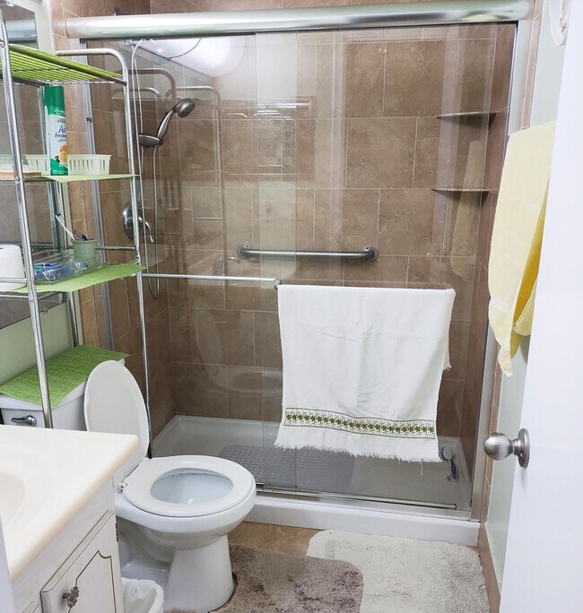 Building Photo - 39 Harwood B