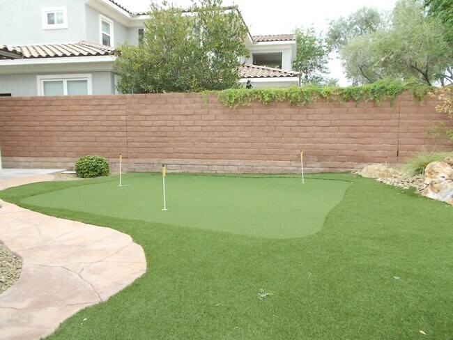Building Photo - Spacious 4 Bed / 5 Bath Two-Story Home wit...