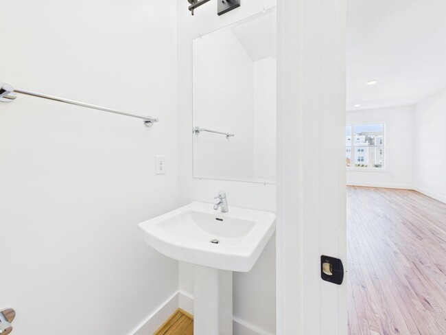 Building Photo - 907 Bainbridge St