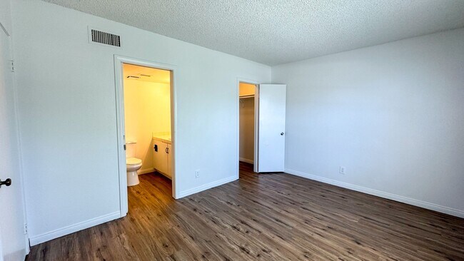 Building Photo - Las Vegas 2-Bed, 2-Bath Condo in Secure Ga...