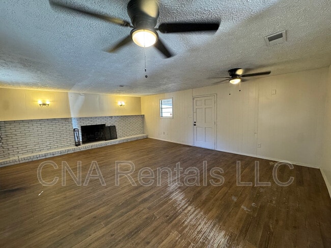 Building Photo - 1826 Clearwater Dr SE