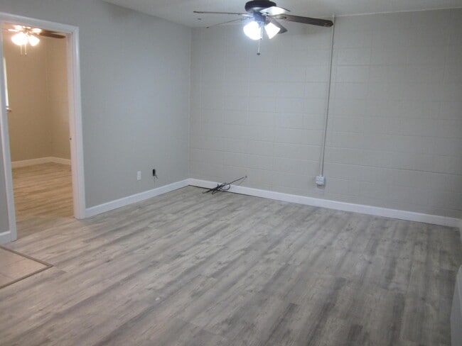 Building Photo - 109 Chicago Ave SE