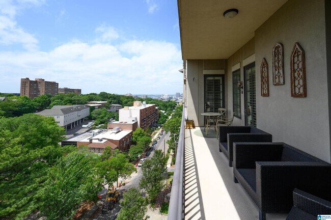 Building Photo - 2600 Highland Ave