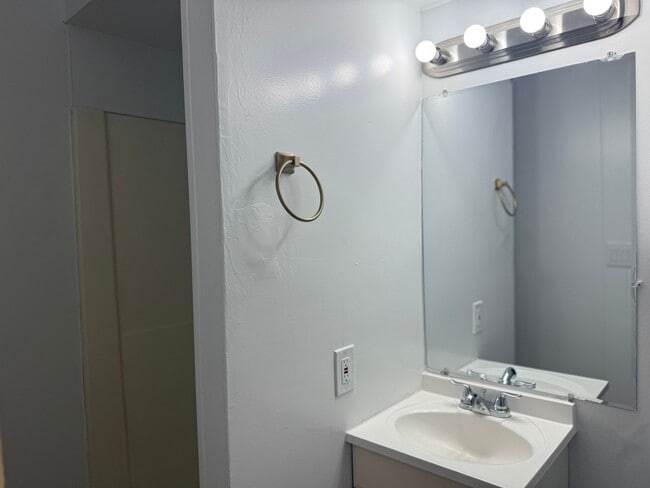 Building Photo - Charming 3-Bedroom Home Near Peaceful Retirement Area – No Age Restrictions!
