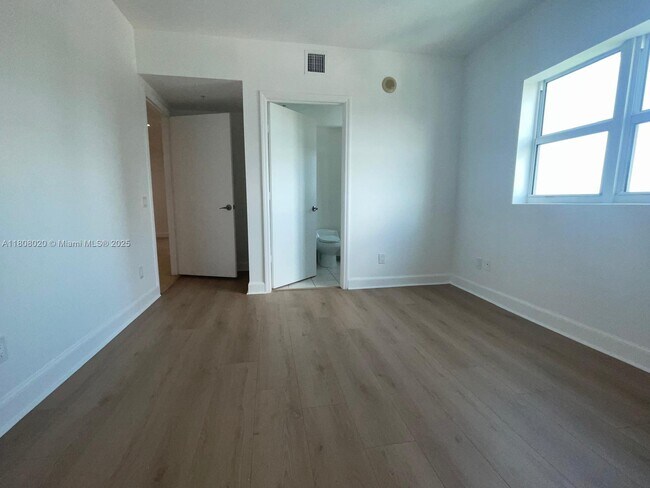 Building Photo - 14951 Royal Oaks Ln