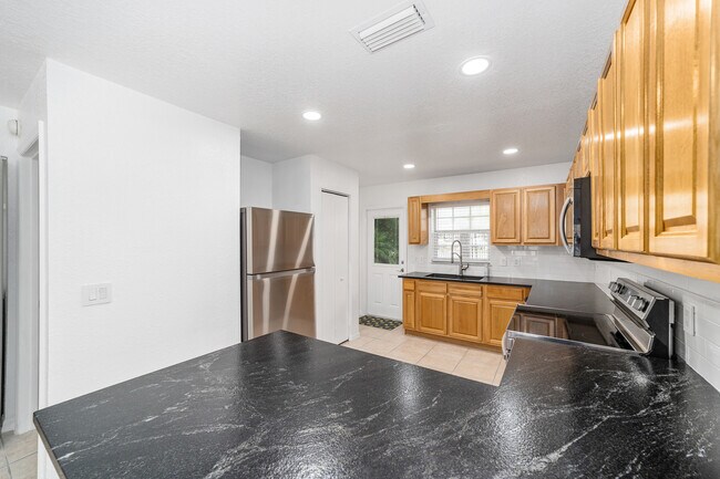 Building Photo - 3630 NE 8th Pl