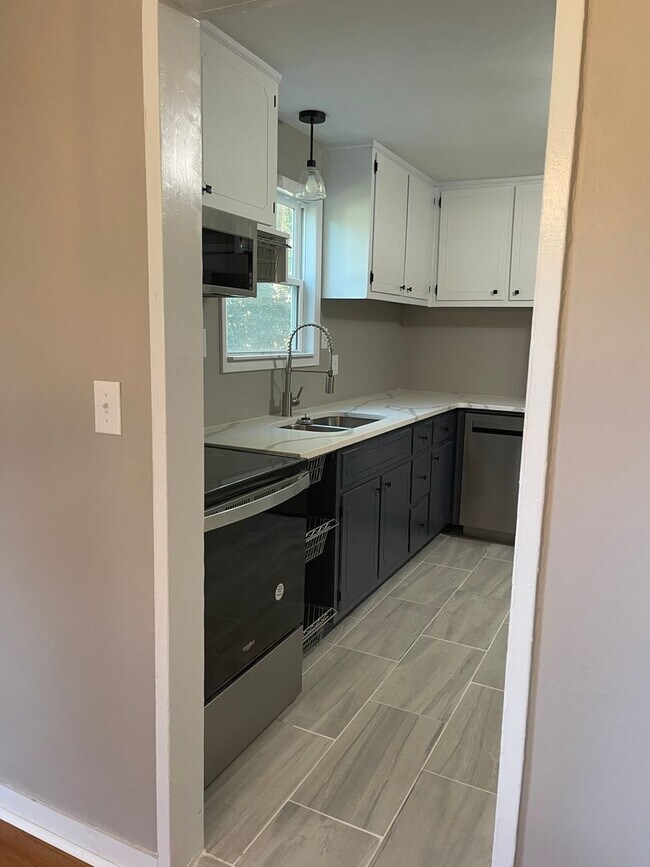 Building Photo - Beautifully renovated Normaltown 3/2 Home with fenced in front yard! Water, trash, and lawncare i...