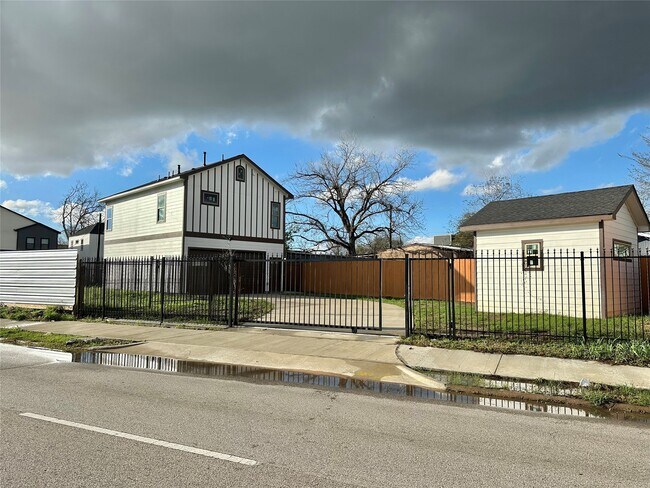 Building Photo - 8321 Coma St