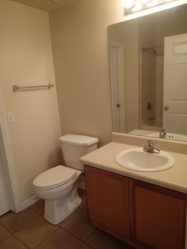 Building Photo - Great 2 Bedroom Unit at Creets Crossing