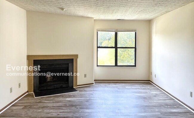 Building Photo - 2-Bedroom Condo with Laundry Hookups / Pet-Friendly / Available Now!
