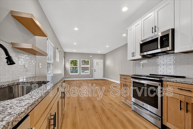 Building Photo - 623 W 39th St