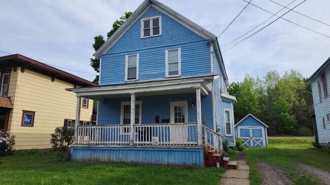 Building Photo - 172 River St