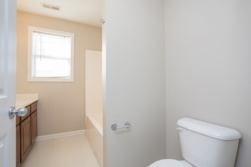 Building Photo - 200 Willowbrook Cir