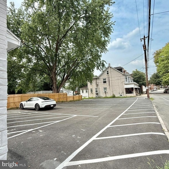 Building Photo - 151 N York St