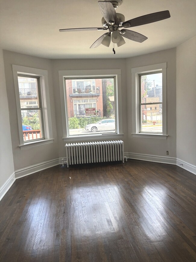 Building Photo - 2737 W Belmont Ave