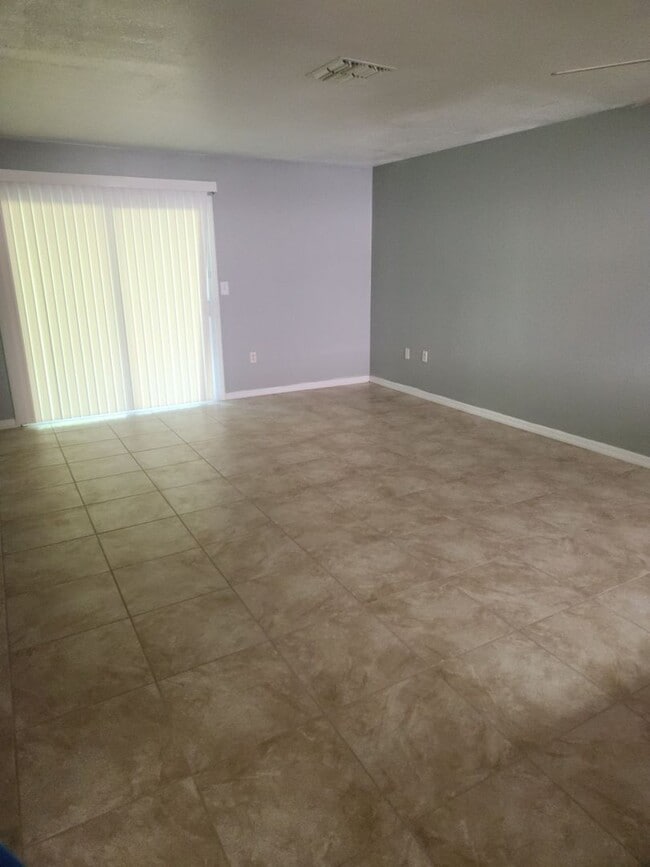 Building Photo - 2 Bedroom/2 Bath with rear lanai/porch are...