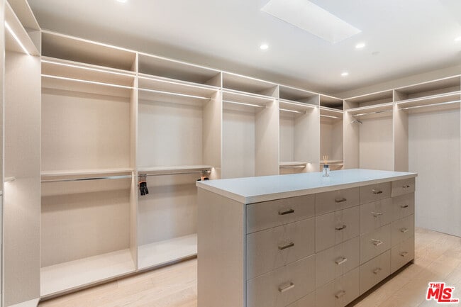 Building Photo - 2189 Summitridge Dr