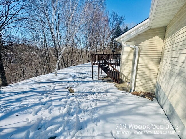 Building Photo - 719 Woodridge Dr S