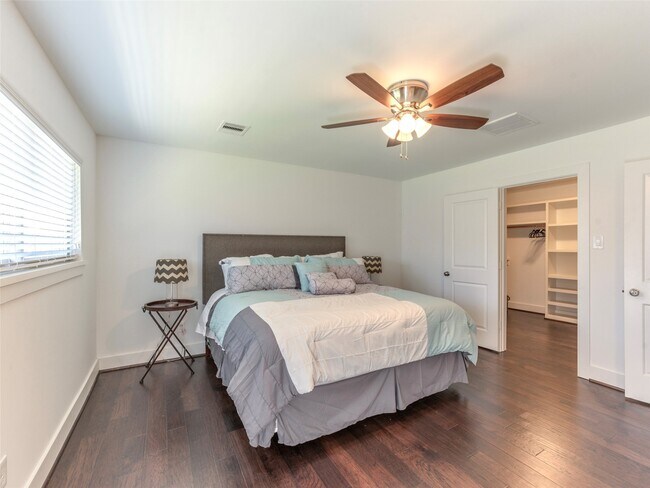 Building Photo - 9806 Cliffwood Dr