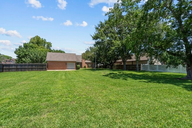 Building Photo - 616 Westwood Cir