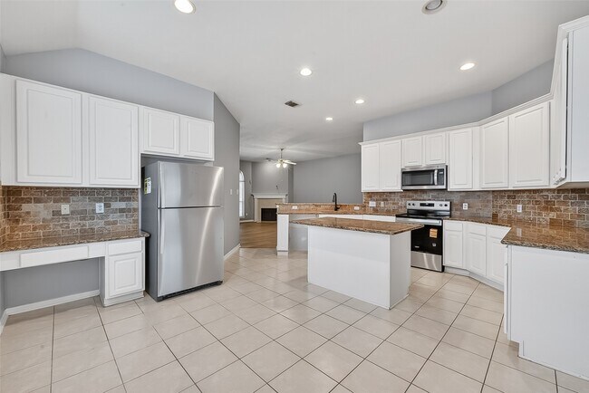 Building Photo - 23719 River Pl Dr