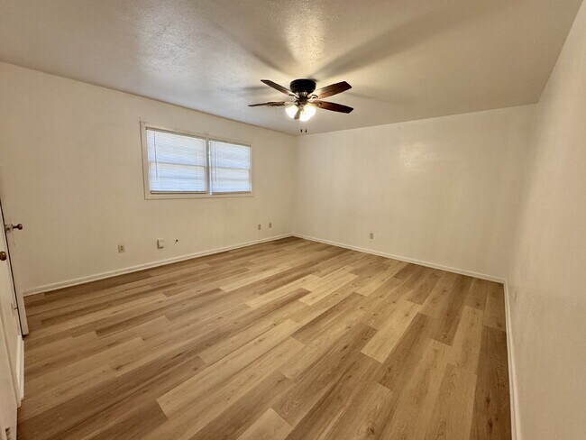 Building Photo - Comfortable and Spacious 2-bedroom home with a garage