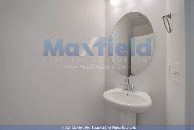 Building Photo - End Unit - 3BD 2.5 BA 2GA - Modern Living