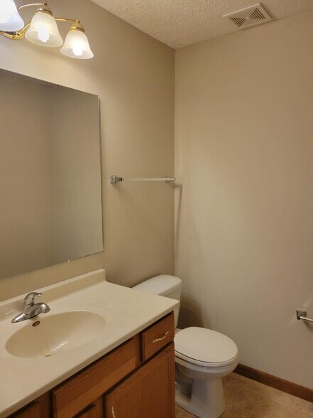 Building Photo - 604 Parkside Commons Ct