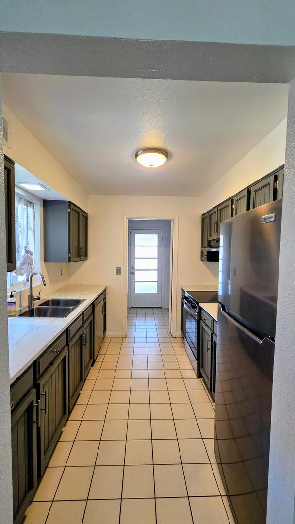 Building Photo - 2 bed, 1 bath Tempe Townhome