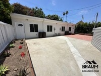 Building Photo - 1109 La Peer Dr