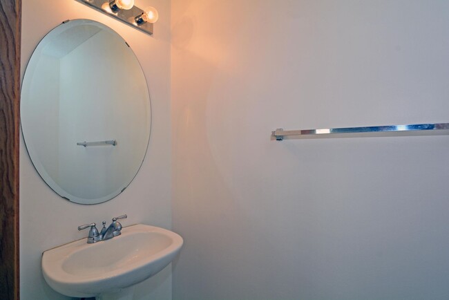 Building Photo - Beautiful 3-Bed 3-Bath Townhouse in Shakopee - Available Now!