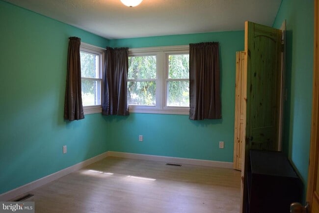 Building Photo - 999 Sunnyside Rd