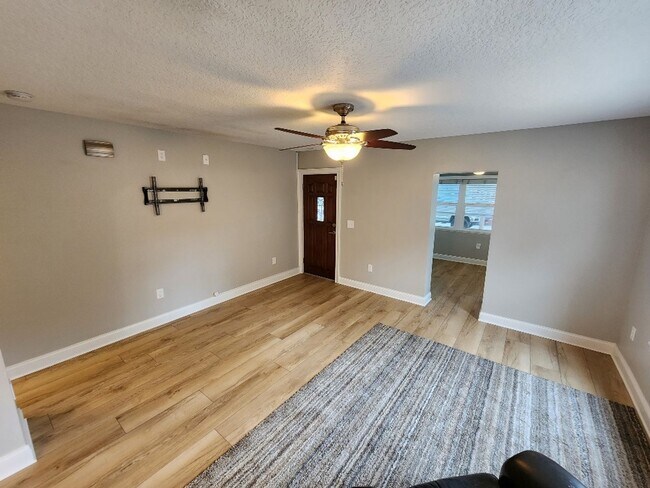 Building Photo - Lovely 3 Bedroom 1 Bath Home