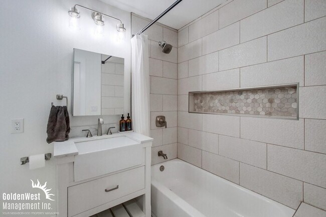 Building Photo - Beautifully Remodeled 4Bdm 2Ba Home with Detached Room/Gym Home in Talmadge Neighborhood.