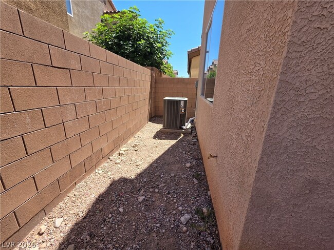 Building Photo - 7510 Perla Del Mar Ave