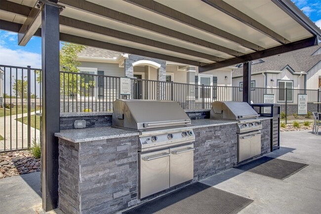Building Photo - 5566 Lockhart Ln
