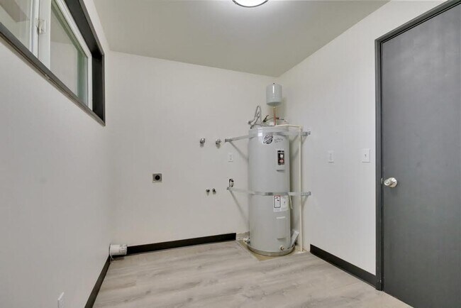 Building Photo - R185