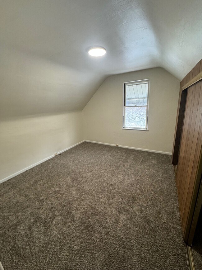 Building Photo - 595 Castle Ave