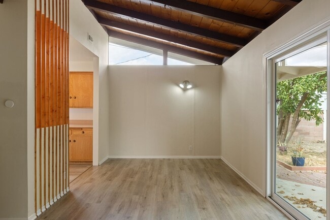 Building Photo - Charming Mid-Century 3-Bedroom Home in Win...