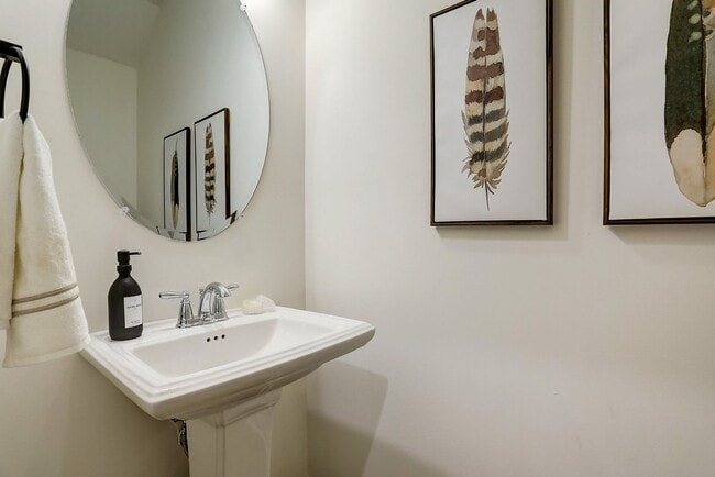 Building Photo - AVAILABLE June 15th. 3 BD 2 1/2 BATH NEW T...