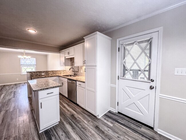 Building Photo - Charming 3 Bed 2.5 Bath Fayetteville Home