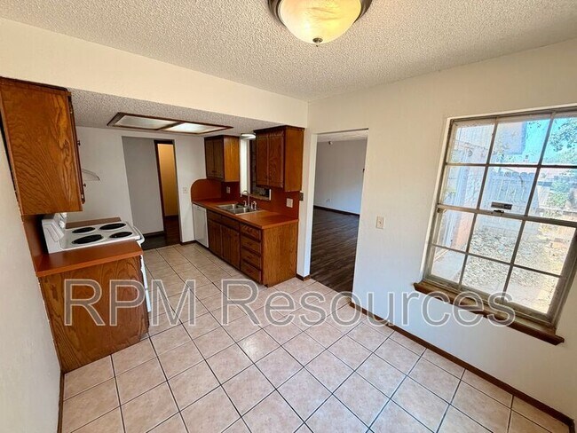 Building Photo - 7000 Woodlake Dr