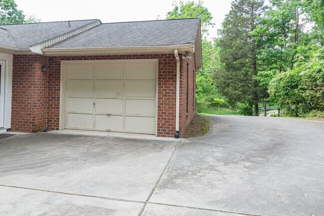 Building Photo - New Listing!
