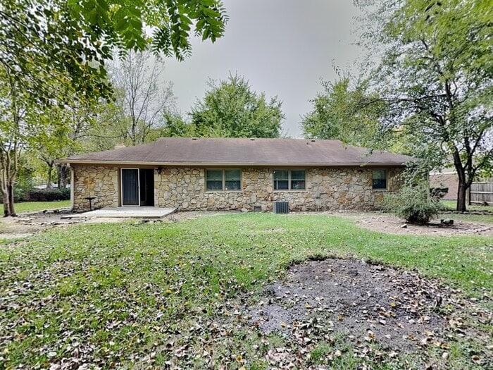 Building Photo - 323 Hillendale Dr