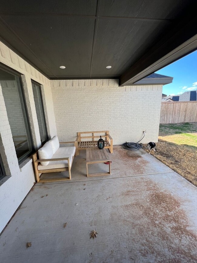 Building Photo - 4 Bedroom 3 bath in Escondido Ranch!