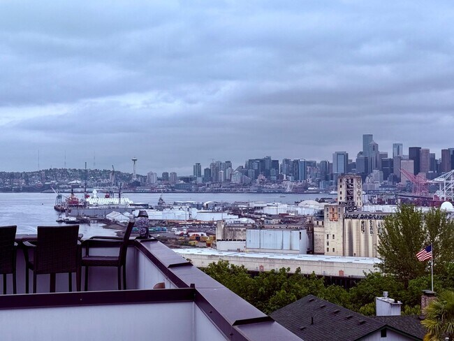 Building Photo - West Seattle/Pigeon Point Townhome