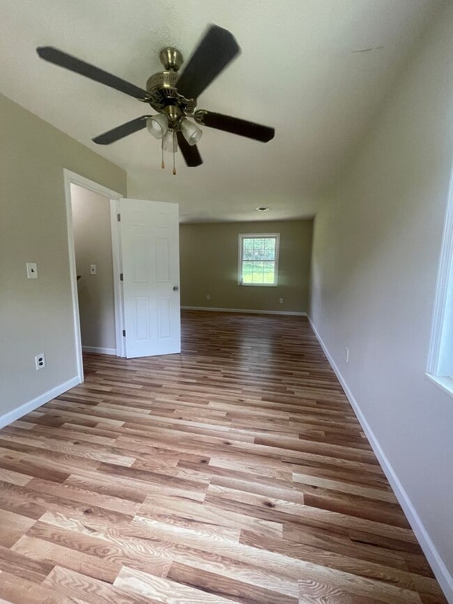 Building Photo - Great Location to Local Amenities