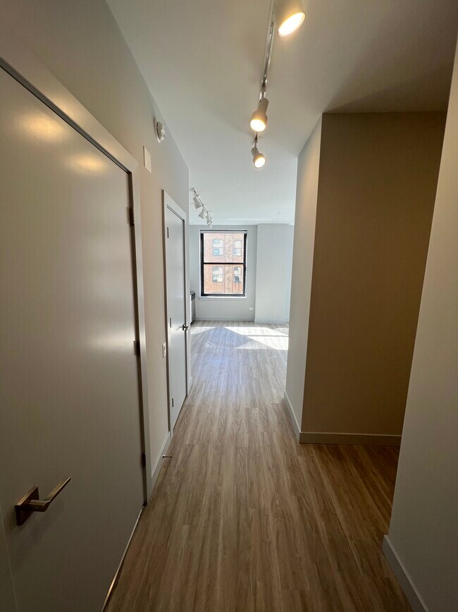 Building Photo - 331 S Wells St