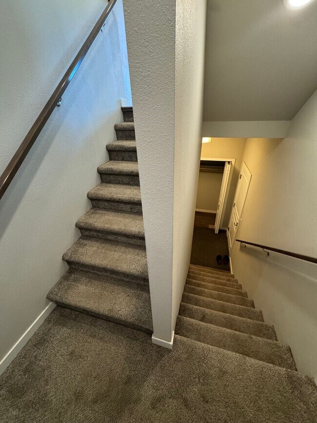 Building Photo - Stunning home in desirable Eagle River neighborhood
