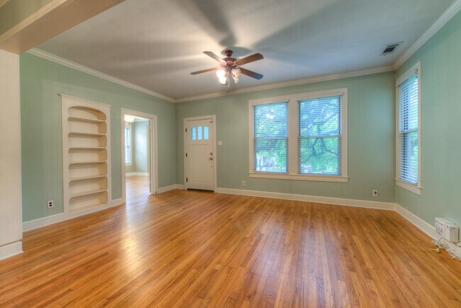 Building Photo - AVAILABLE AUGUST: Gorgeous, Remodeled 4 bed / 3 bath Hyde Park Area Home